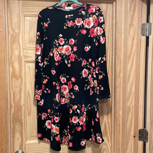 NWOT M buttery soft floral dress black - Picture 4 of 5